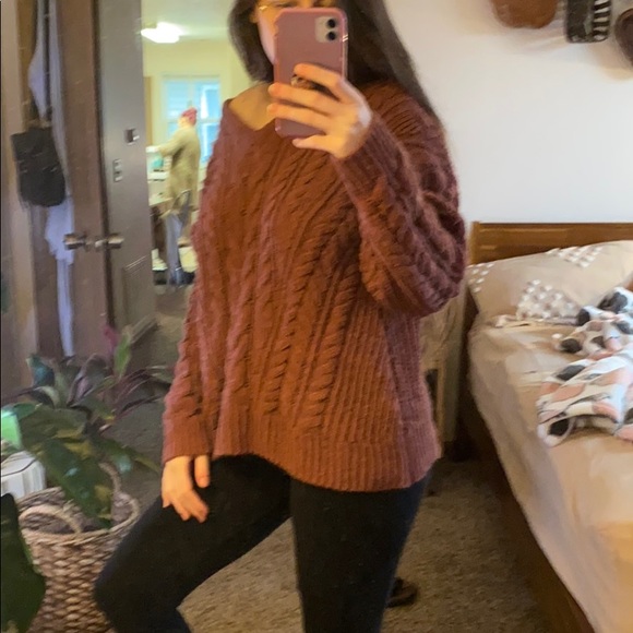 Cozy and cute maroon sweater - Picture 2 of 2